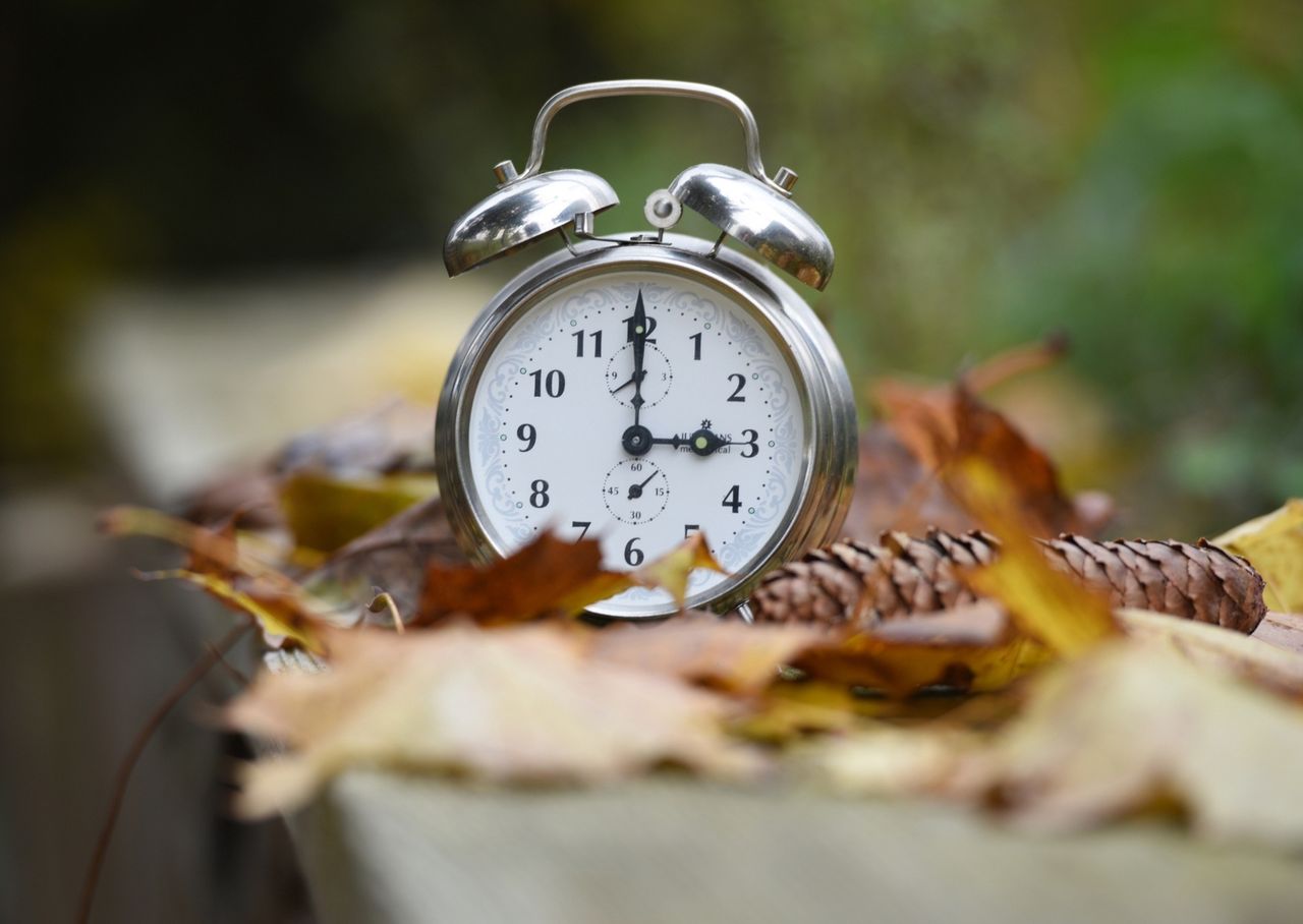 Zmiana czasu na zimowy. W 2025 zegarki przestawimy wcześniej niż rok temu