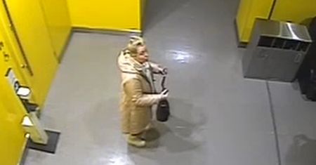Niemoralny czyn w toalecie. Teraz szuka jej policja