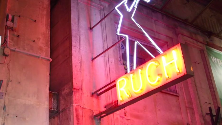 Warszawa. Gazeciarz wrócił na Marszałkowską