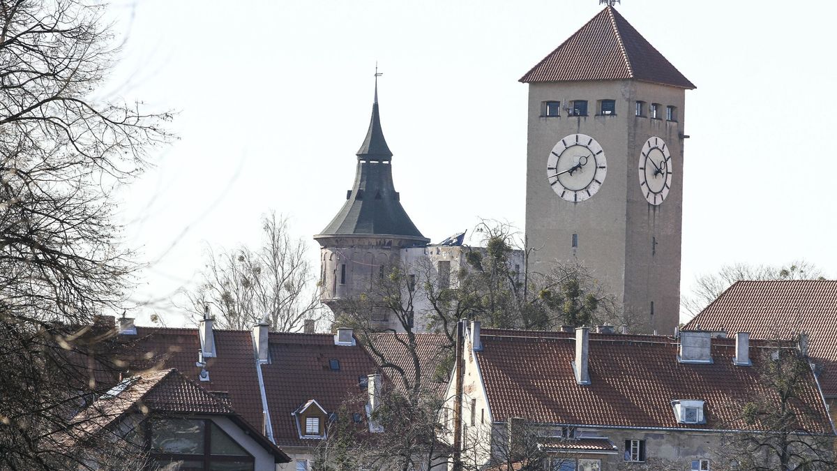 W tle wieża ciśnień w Szczytnie 