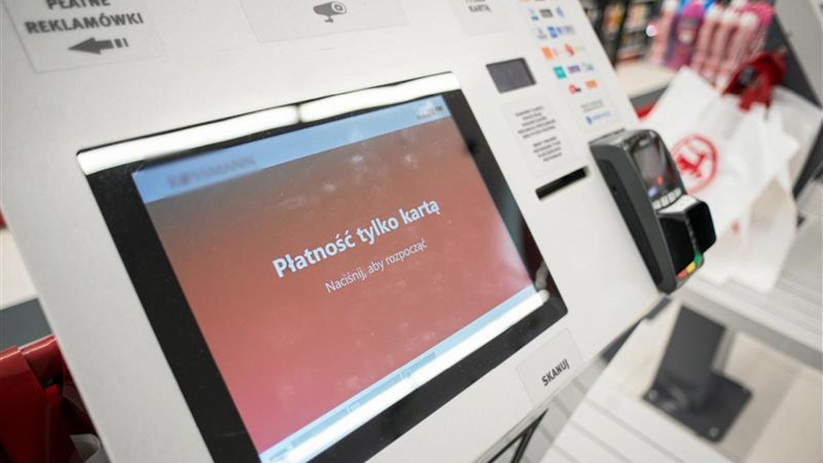 "Płatność tylko kartą" na ekranie w sklepie.