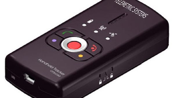 Lokalizatory to cała grupa urządzeń, z których każdy może być przydatnym prezentem dla osoby starszej. Najprostsze i najtańsze gadżety pomogą znaleźć często gubione przedmioty. Wystarczy, że przyczepimy do nich nadajniki, a gdy się zgubią, jednym przyciskiem uruchomimy dźwięk, który pozwoli je namierzyć. Zasięg tych urządzeń wynosi do 30 m. W bardziej skomplikowanej wersji, lokalizatory wyposażone są w nadajniki systemu GPS i można je zastosować nawet do lokalizowania osób. Opiekunom starszych osób, które mają problemy z pamięcią i boją się zgubienia, możemy polecić przyjrzenie się najbardziej specjalistycznym urządzeniom, które oferowane są razem z abonamentem, który za kilkadziesiąt złotych miesięcznie zapewni automatyczne powiadamianie profesjonalnych służb, które pomogą w odnalezieniu i opiece nad starszą, schorowaną osobą.

Cena: od ok. 70 zł / ok. 80 zł miesięcznie