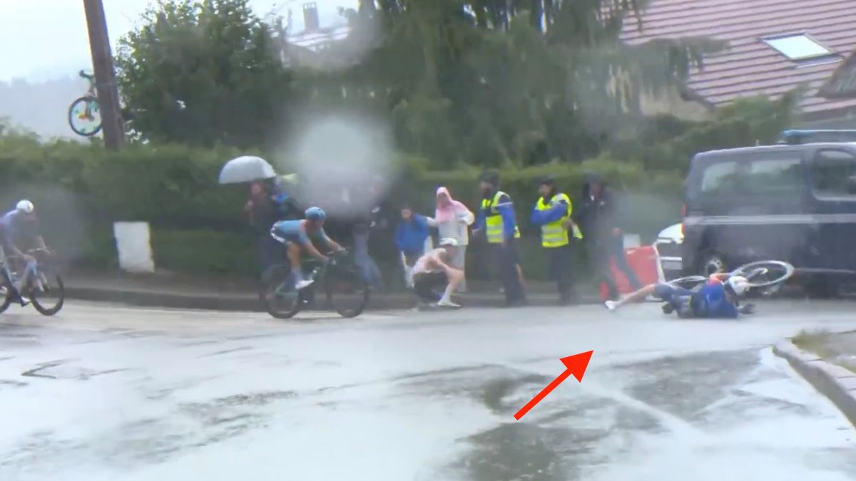 Twitter / Eurosport Polska / Kraksa na mokrej nawierzchni