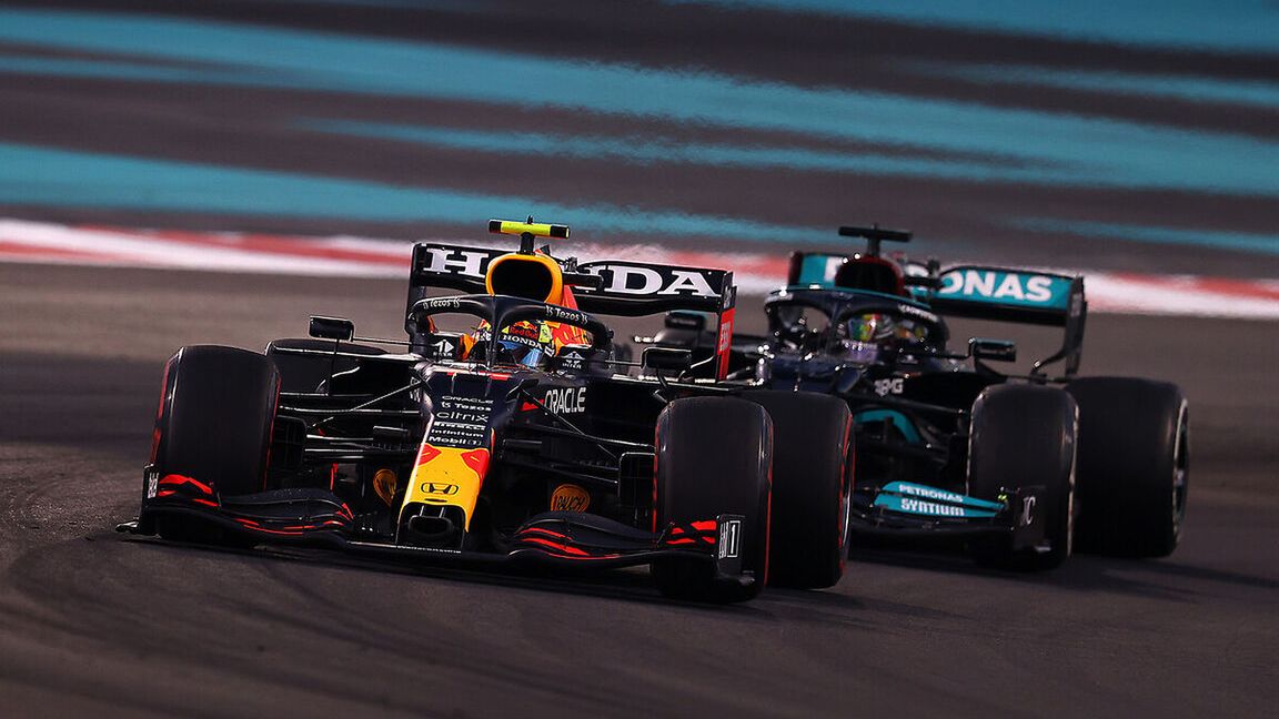 Zdjęcie okładkowe artykułu: Materiały prasowe / Red Bull / Na zdjęciu: Max Verstappen przed Lewisem Hamiltonem