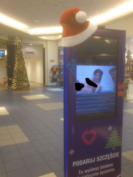 Film pornograficzny zamiast reklamy wyświetlał się w warszawskim centrum handlowym Blue City 