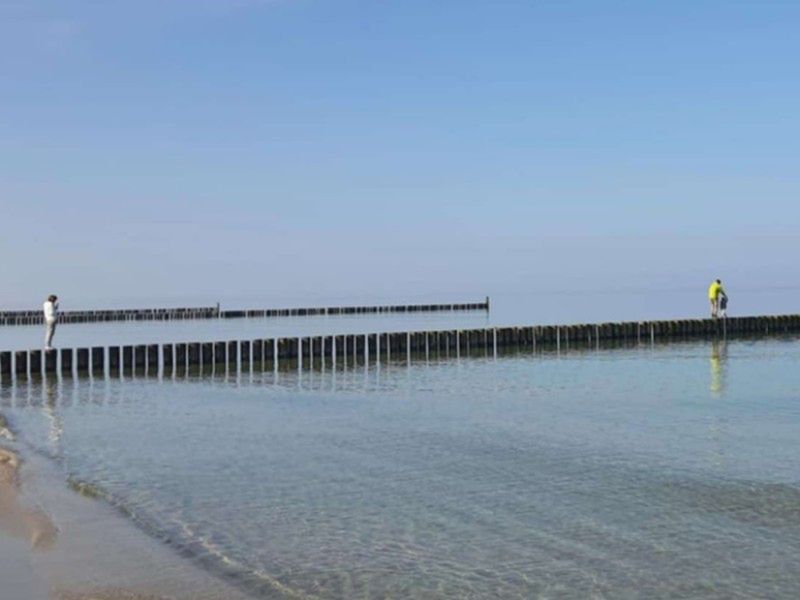 Dziecko wraz z opiekunem na falochronie