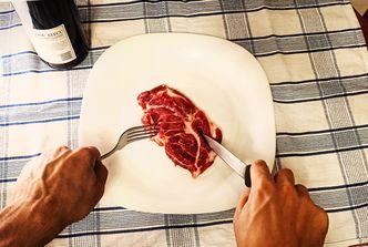 Spożycie mięsa a rak. Polacy jedzą prawie dwukrotnie więcej mięsa niż zaleca WHO