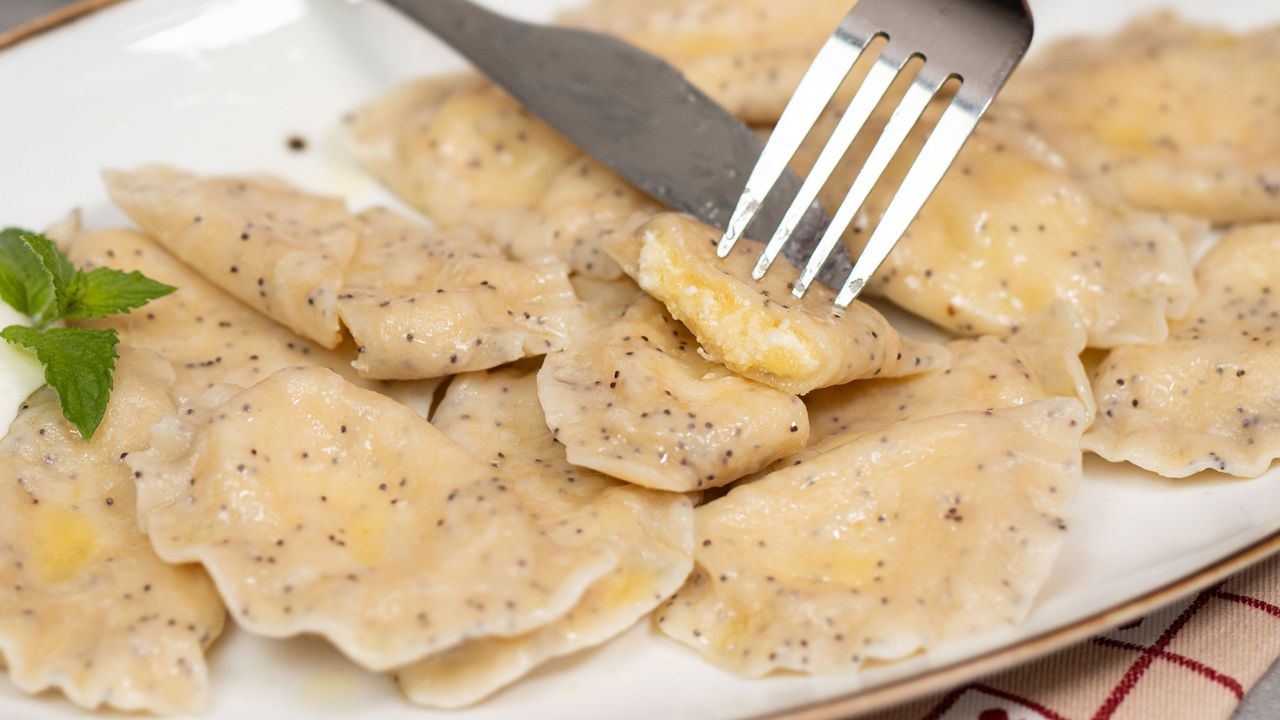 Przepis dnia na piegowate pierogi z serem i jabłkiem. Inne wersje przestaną się liczyć