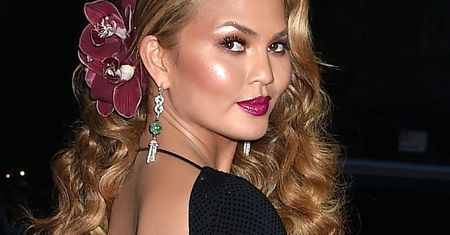 Chrissy Teigen zaskoczyła skromną kreacją? To tylko pozory!