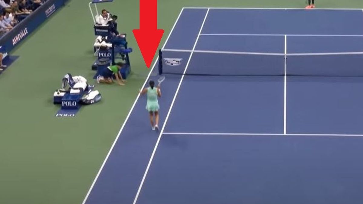 Świątek wyjaśnia z sędzią sporną sytuację.