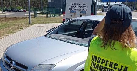 Gnał po autostradzie bez przedniej szyby. Na aucie były ślady krwi