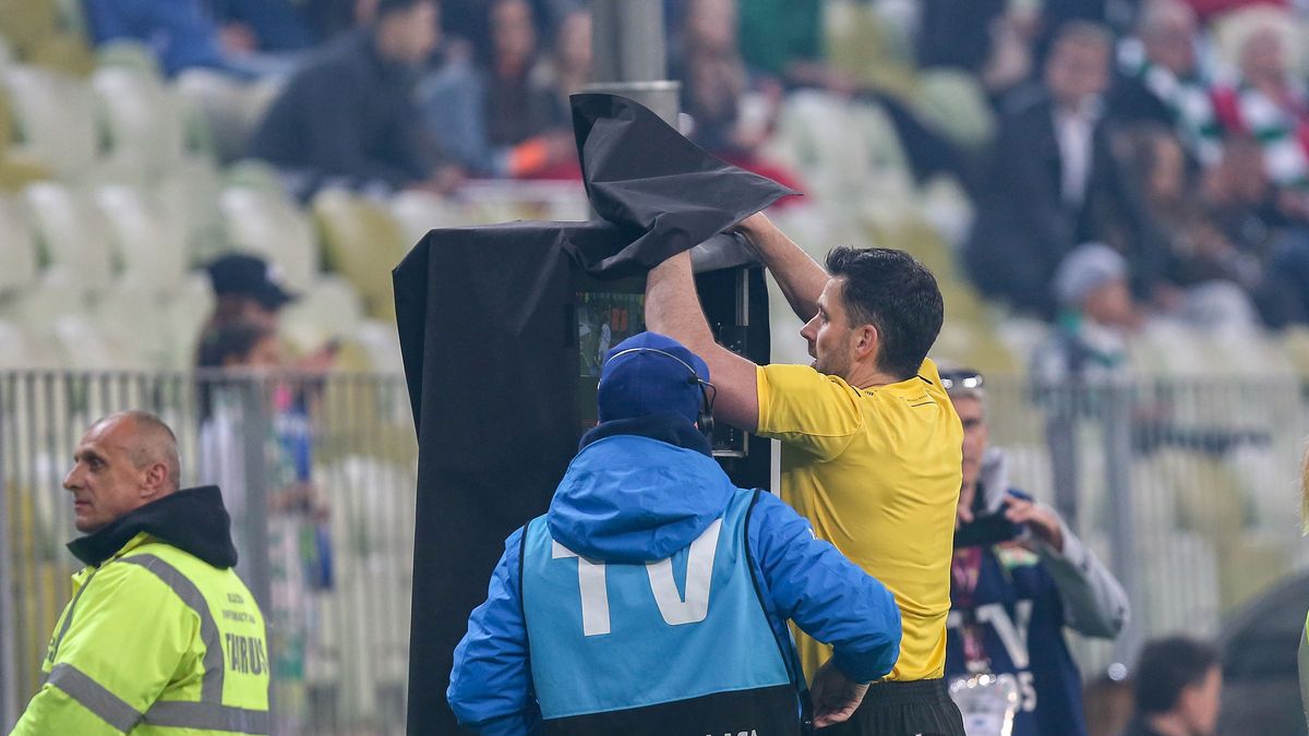 Newspix / TADEUSZ SKWIOT / CYFRASPORT / Na zdjęciu: sędzia Daniel Stefański sprawdzający kontrowersyjną sytuację z meczu Lechia - Legia
