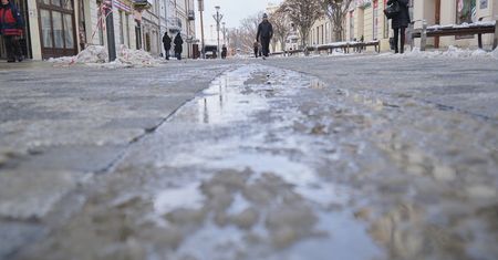 Uwaga na roztopy! Chlapa i ciapa na chodnikach i osiedlowych drogach. Nad region nadciągają opady deszczu