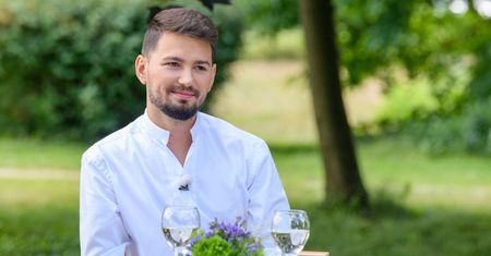 Występował w "Rolnik szuka żony". Został kabareciarzem