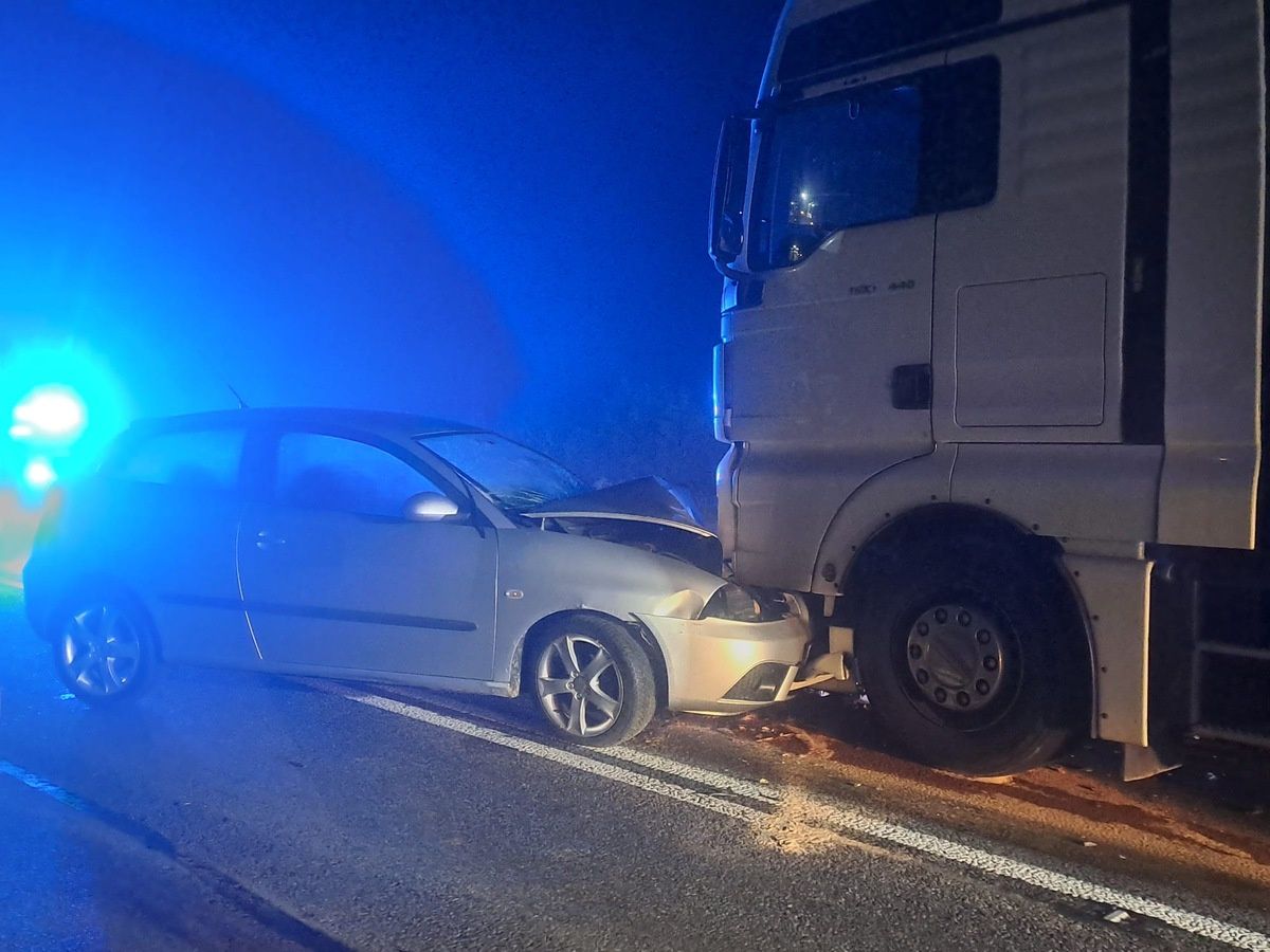 Czołowe zderzenie na DK17. 48-latka z promilami wjechała wprost pod ciężarówkę