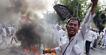 Zamieszki w Indonezji. Starcia demonstrantów z policją przed ambasadą USA