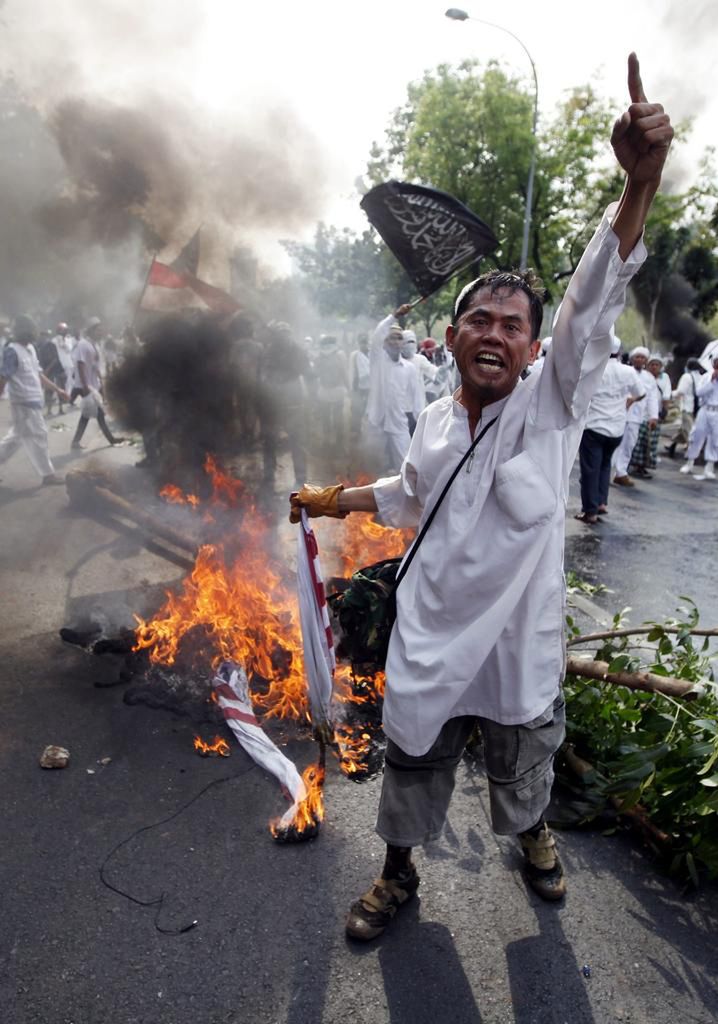 Antyamerykańskie demonstracje: Dyplomaci z USA niszczą tajne dokumenty
