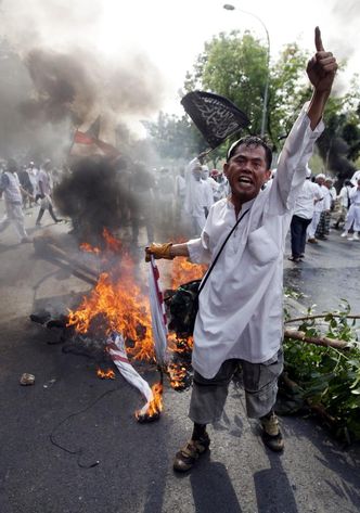 Zamieszki w Indonezji. Starcia demonstrantów z policją przed ambasadą USA