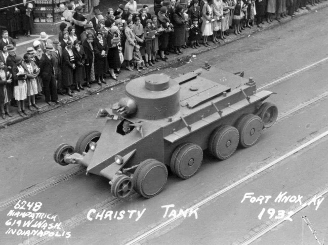 Jeden z czołgów Christiego podczas prezentacji jazdy bez gąsienic