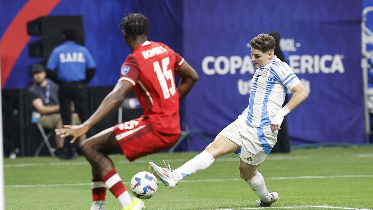 Zdjęcie okładkowe artykułu: PAP/EPA / ERIK S. LESSER / Na zdjęciu: Julian Alvarez strzelił ważnego gola dla Argentyny w meczu z Kanadą