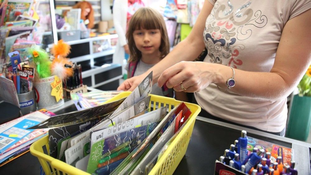 Pieniądze z programu "Dobry start" mogą byc przeznaczone na szkolne przybory, ale rodzice mogą zadecydować inaczej