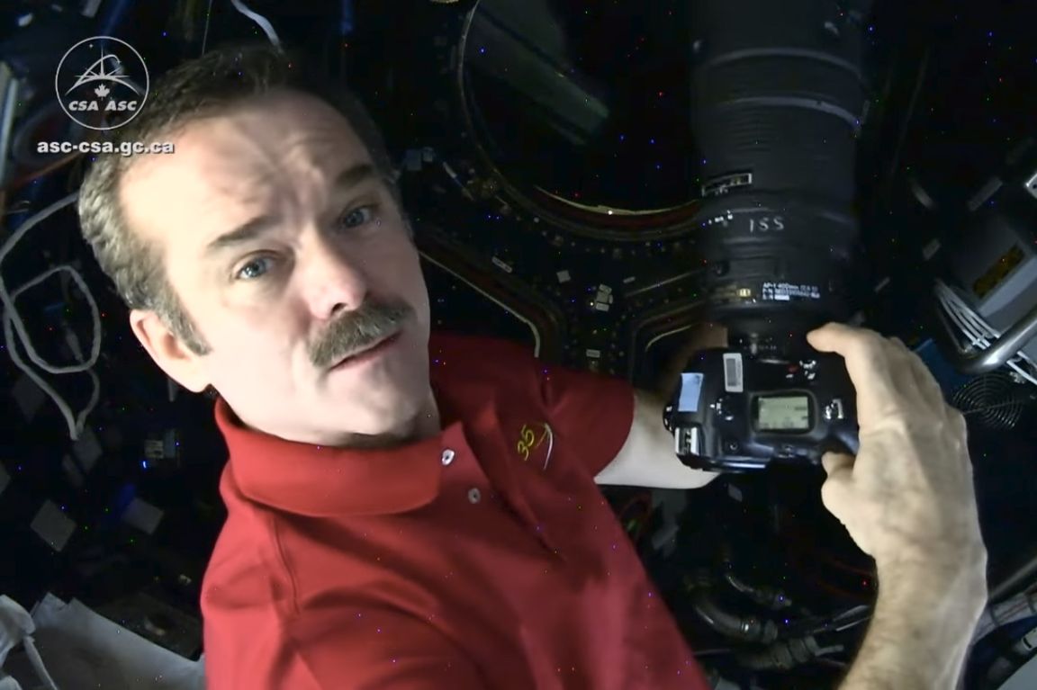 Chris Hadefield wyjaśnia, jak robić zdjęcia w kosmosie