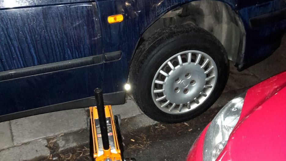 Warszawa. Zatrzymano dwóch mężczyzny przy próbie kradzieży katalizatora