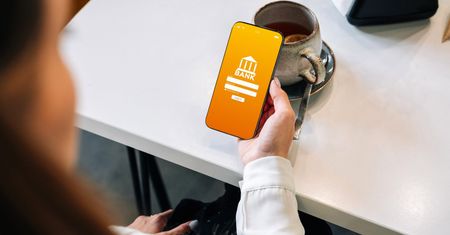 Polacy porzucają banki. Wystarczy im telefon