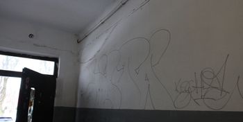 Kolno: Zniszczył ścianę klatki schodowej