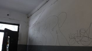 Kolno: Zniszczył ścianę klatki schodowej