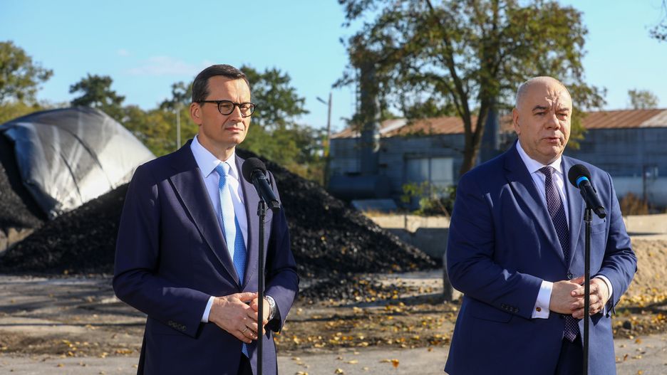Mateusz Morawiecki, Jacek Sasin
Otwock, 13.10.2022. Premier Mateusz Morawiecki (L) i wicepremier, minister aktyw�w pa�stwowych Jacek Sasin (P) podczas konferencji prasowej w Otwocku, 13 bm. W Otwocku odby�o si� spotkanie premiera Mateusza Morawieckiego z samorz�dowcami; tematem rozmowy by�y rozwi�zania dla gmin oraz dla mieszka�c�w w kwestii dystrybucji w�gla. (mr) PAP/Rafa� Guz
Rafa� Guz
dystrybucja, dystrybucji, polityk, polityka, rozwi�zania dla gmin, spotkanie, wegla, w�giel, wizyta, kryzys, PiS, samorz�d, samorz�dowcy, samorz�dy, had�y w�gla