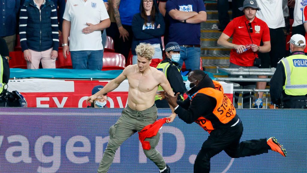Zdjęcie okładkowe artykułu: Getty Images / Matteo Ciambelli/DeFodi Images / Na zdjęciu: Kibic, który wbiegł na boisko w finale EURO 2020