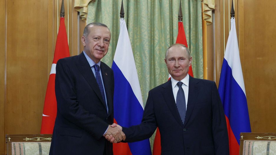 Spotkanie Putina z Erdoganem w Soczi
This handout picture taken and released by Turkish Presidential Press Service on August 5, 2022 shows Russia's President Vladimir Putin (R) shaking hands with Turkish President Recep Tayyip Erdogan (L) in Sochi. (Photo by Murat KULA / TURKISH PRESIDENTIAL PRESS SERVICE / AFP) / RESTRICTED TO EDITORIAL USE - MANDATORY CREDIT "AFP PHOTO / TURKISH PRESIDENTIAL PRESS SERVICE" - NO MARKETING NO ADVERTISING CAMPAIGNS - DISTRIBUTED AS A SERVICE TO CLIENTS
MURAT KULA