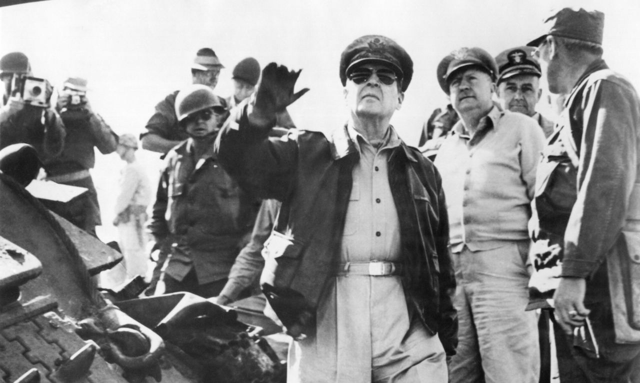 Głównodowodzący wojsk amerykańskich w wojnie koreańskiej, generał Douglas MacArthur, podczas inspekcji wojska od czerwca 1950 r. do kwietnia 1951 r., gdy został odsunięty od służby za niesubordynację przez samego prezydenta USA Harry'ego Trumana 