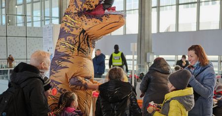 Piękny gest warszawiaka. Tak przebrany rusza codziennie na Dworzec Centralny