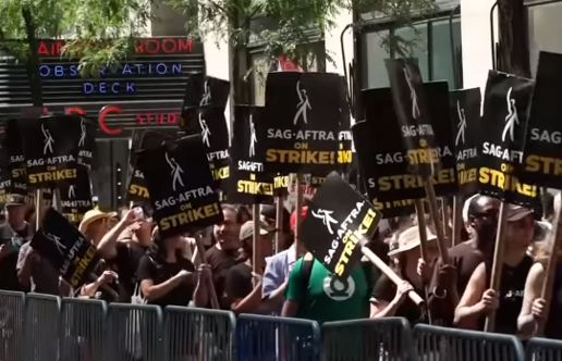 Kolejna reperkusja strajku scenarzystów i aktorów w USA. Warner Bros. zawiesza umowy z topowymi gwiazdami