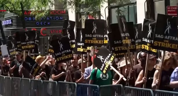 Kolejna reperkusja strajku scenarzystów i aktorów w USA. Warner Bros. zawiesza umowy z topowymi gwiazdami