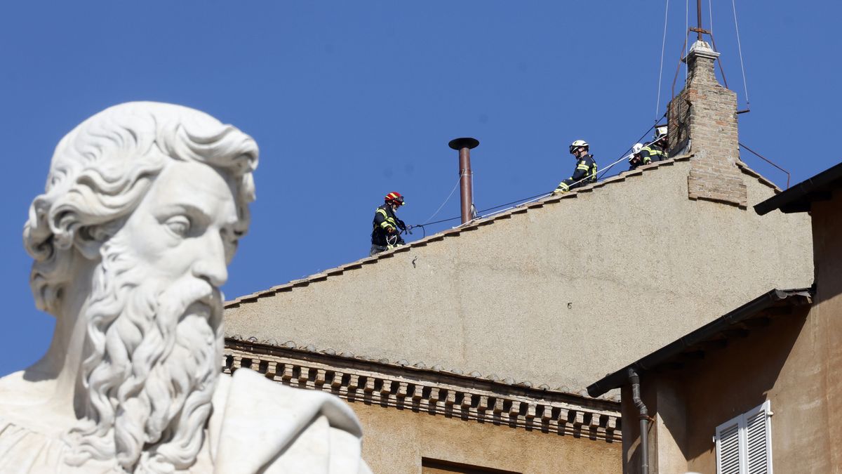 Strażacy ustawiają komin na Kaplicy Sykstyńskiej przed konklawe