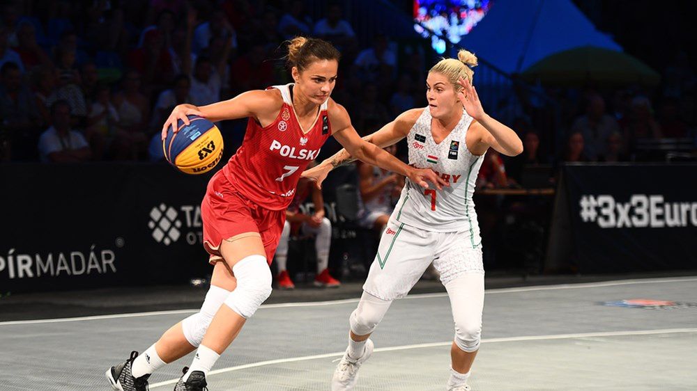 Materiały prasowe / fiba.basketball / Na zdjęciu: po lewej reprezentantka Polski