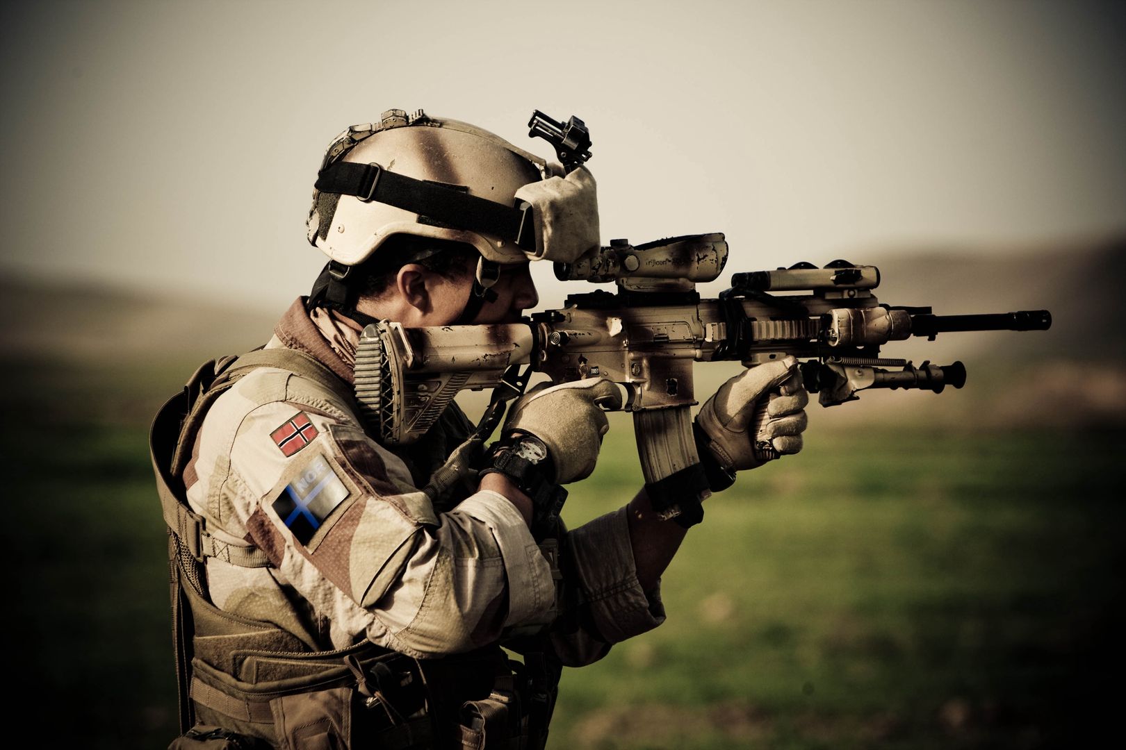 Norweski żołnierz z karabinkiem HK416 podczas misji ISAF w Afganistanie. 