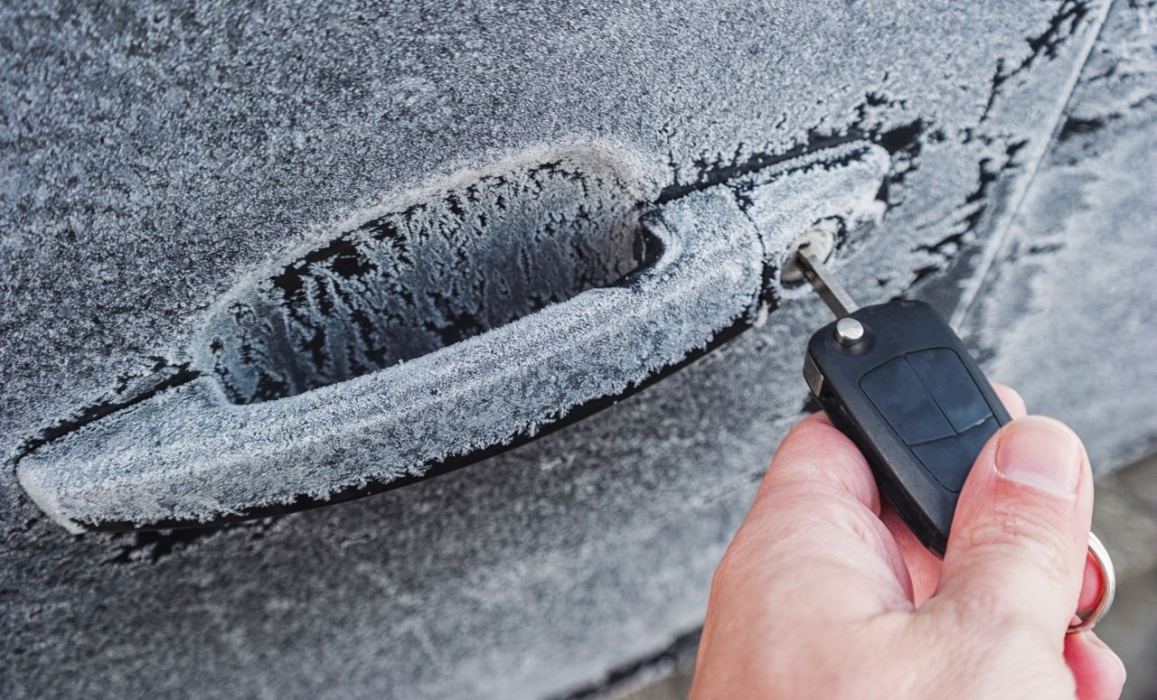 Jak otworzyć zamarznięty samochód?