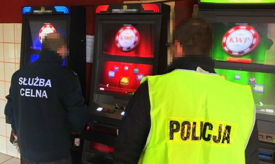 Śląskie. Policja w Bytomiu przejęła 7 maszyn do nielegalnego hazardu oraz gotówkę.