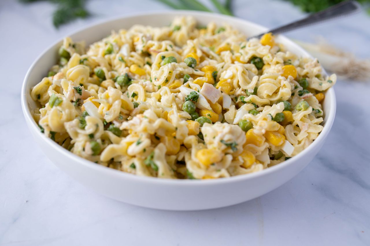 Wszyscy pytają o ten jeden składnik. Ekspresowa sałatka pasuje na każdą okazję