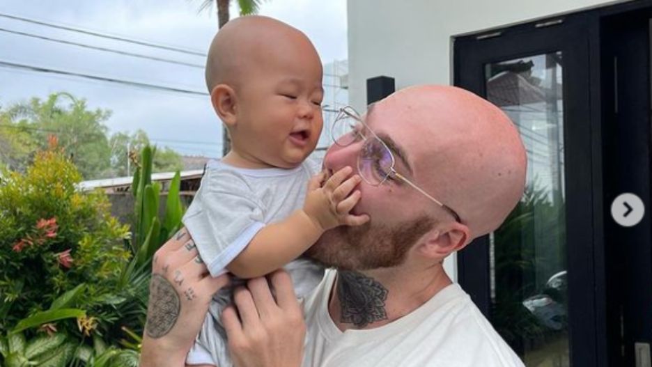 Karmi dziecko surowymi jądrami