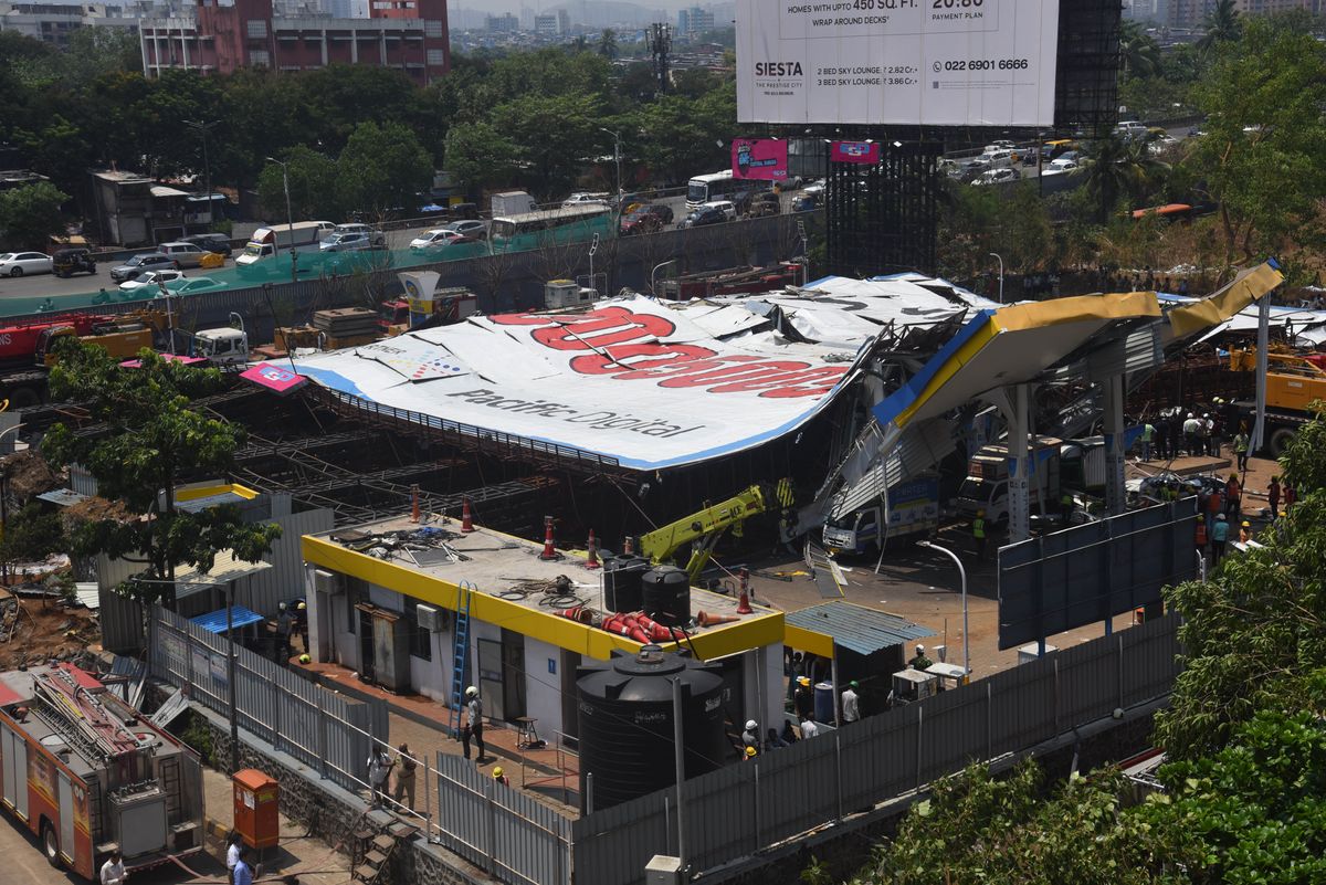Ogromny billboard runął w Bombaju zabijając 14 osób