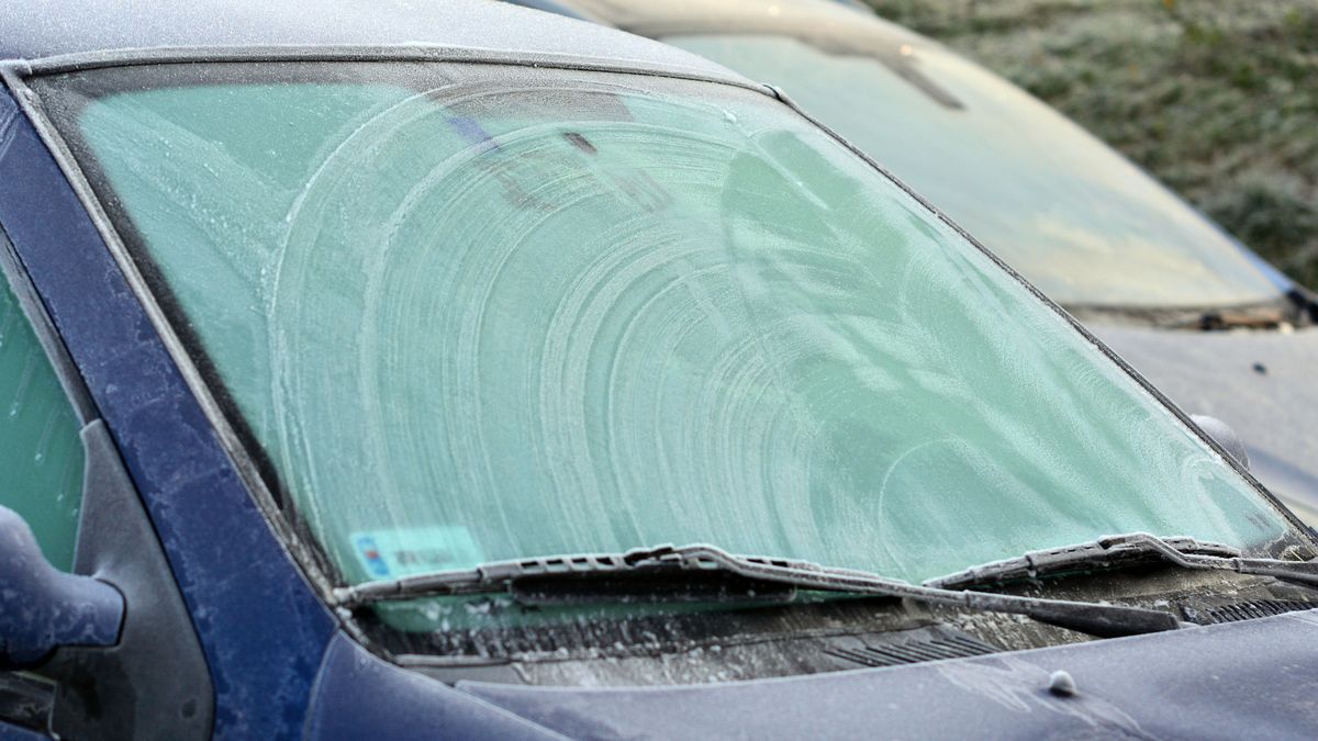 Usuniecie śniegu z karoserii i lodu z szyb może zająć nawet kilkanaście minut