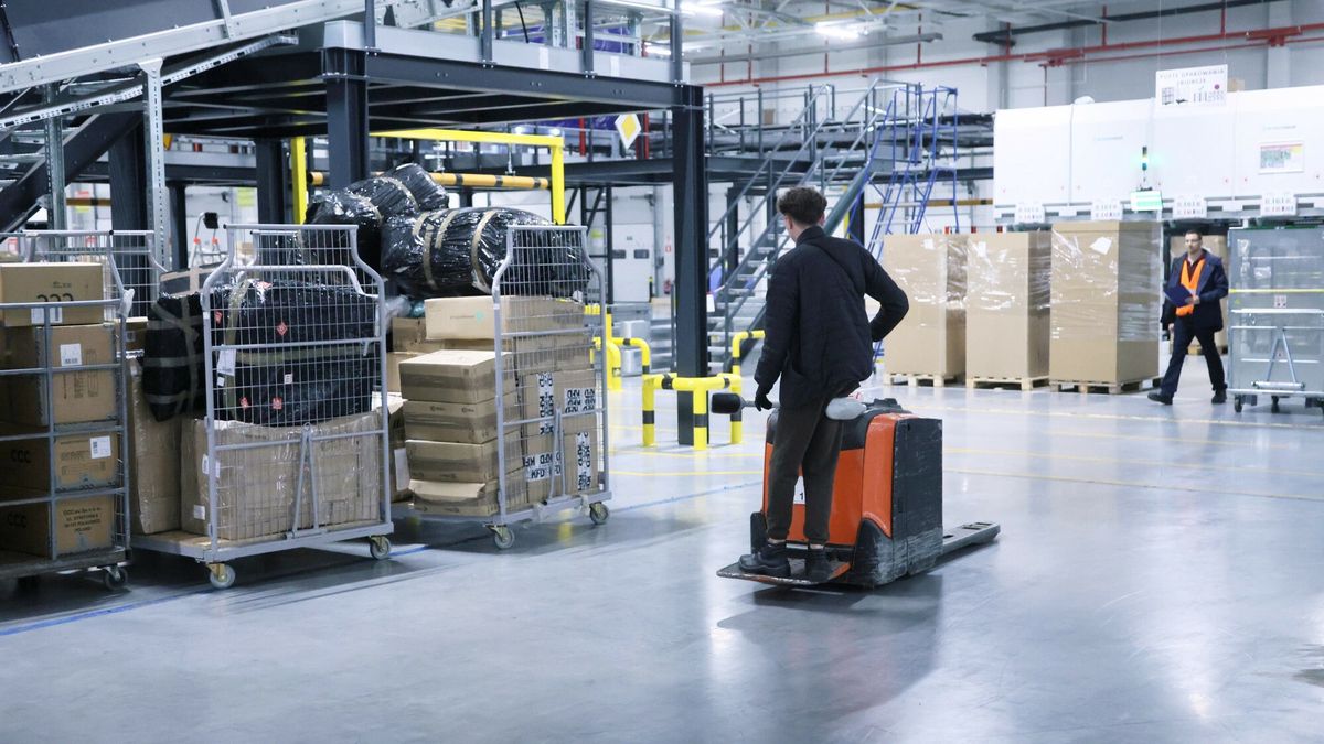 Wizyta w nowoczesnej sortowni Poczty Polskiej
Fot. Wojciech Olkusnik/East News, Ciemne, mazowieckie, 27.11.2024. Wizyta w nowoczesnej sortowni Poczty Polskiej. Najwiekszy i najnowoczesniejszy wezel ekspedycyjno-rozdzielczy (WER) w Ciemnem (kolo Radzymina). Znajduj?ce sie na hali o powierzchni niemal 30 tys. metrow kwadratowych maszyny, maja przepustowosc do 12 000 paczek na godzine.
Wojciech Olkusnik