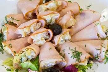 Zawijam w szynkę i podaję jako przystawkę. To prosty, a efektowny sposób