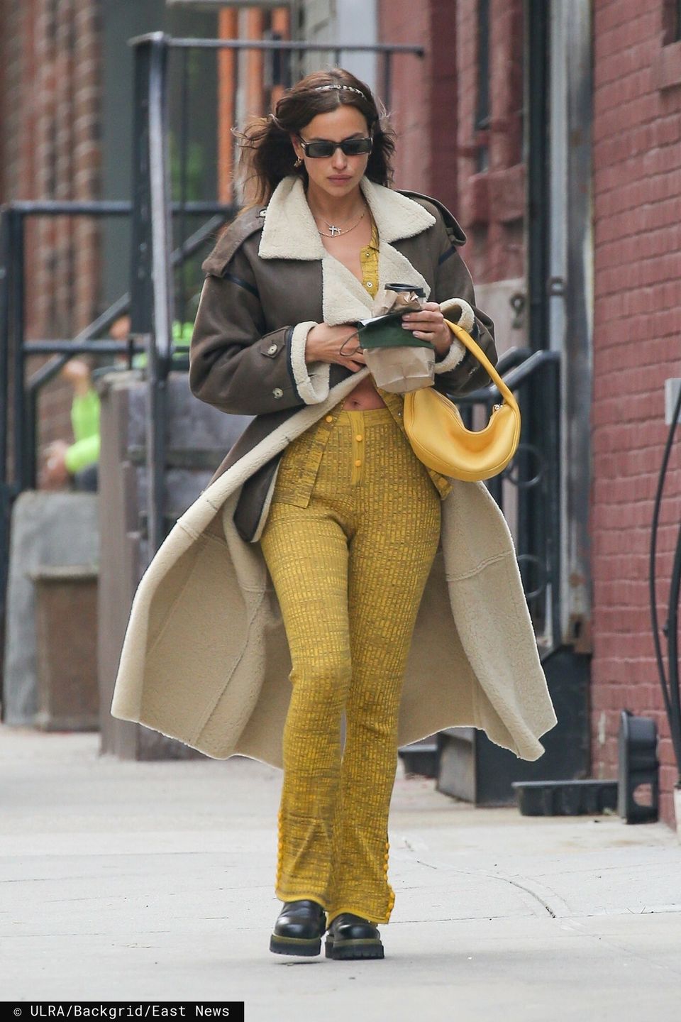 Irina Shayk w płaszczu Sary Boruc