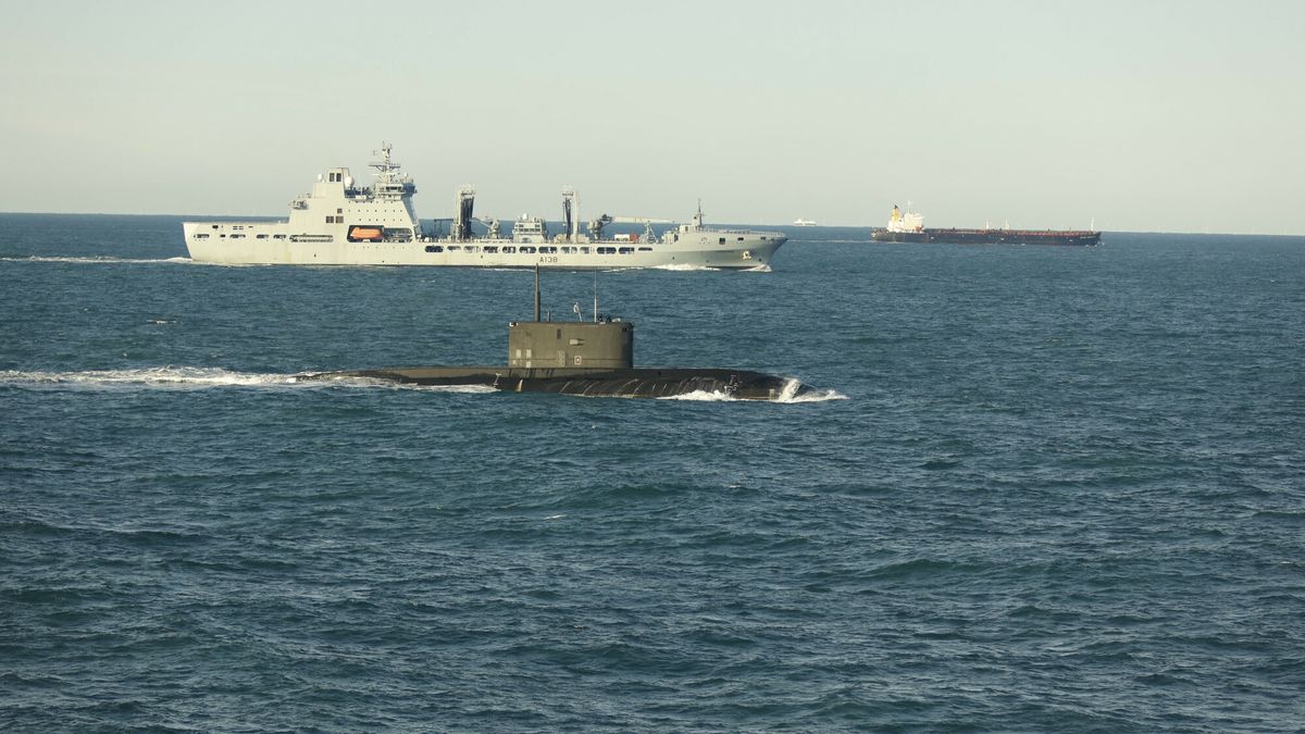 Kr�lewska Marynarka Wojenna monitoruje rosyjskie okr?ty
The Royal Navy has been closely monitoring Russian vessels, including the spy ship Yantar and the submarine Novorossiysk, as they operated near UK waters, the Defence Secretary has confirmed.

The tanker RFA Tidesurge, supported by a Merlin helicopter from 814 Naval Air Squadron ? known as Swordfish Flight ? shadowed the surfaced Novorossiysk and the Russian frigate RFS Boiky as they travelled north through the English Channel over several days.

Defence Secretary John Healey informed MPs that Yantar, officially described by Russia as an oceanic research vessel, is believed to be gathering intelligence and mapping the UK?s critical underwater infrastructure. ?This is another example of growing Russian aggression,? he said.

Addressing the House of Commons, Healey sent a stark message to Russian President Vladimir Putin: ?We see you, we know what you?re doing, and we will not shy away from robust action to protect this country.?

Yantar, operated by Russia?s Ministry of Defence, is equipped with advanced surveillance systems and submersible drones capable of reaching the ocean floor. Western nations suspect the ship?s activities include mapping undersea cables crucial to global internet traffic and energy supplies. More than 95% of internet data is transmitted via these undersea cables, which also support vital power and gas infrastructure.

Lieutenant Commander Mike Curd, Flight Commander for 814 Naval Air Squadron, explained: ?Shadowing Russian units passing close to the UK is routine business, and having anti-submarine warfare specialists from the Royal Navy?s Merlin Helicopter Force embarked adds another layer of security and ability to track the submarine should it dive.?

The Navy?s Merlin helicopters frequently operate from Type 23 frigates and support ships such as Tidesurge, both for training and regular patrols around the British Isles.

This marks the second time in three weeks that British forces have tracked Russian vessels near UK waters. On Christmas Day, RFA Tidesurge was deployed to monitor the progress of the Russian corvette RFS Soobrazitelny.

The increasing presence of Russian ships near UK waters comes amid heightened tensions following Russia?s invasion of Ukraine, with Western allies keeping a close watch on Moscow?s activities.

Where: United Kingdom
When: 22 Jan 2025
Credit: UK MOD � Crown copyright 2024/Cover Images

**EDITORIAL USE ONLY. MATERIALS ONLY TO BE USED IN CONJUNCTION WITH EDITORIAL STORY. THE USE OF THESE MATERIALS FOR ADVERTISING, MARKETING OR ANY OTHER COMMERCIAL PURPOSE IS STRICTLY PROHIBITED. MATERIAL COPYRIGHT REMAINS WITH STATED SUPPLIER.**
Royal Navy